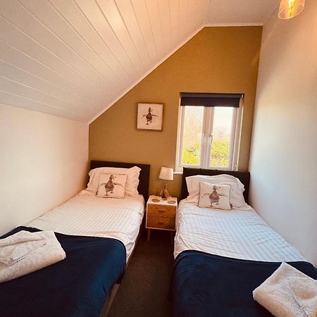 Cotswolds Lakeside Lodge - Nesbitt'S Nest South Cerney Exterior photo