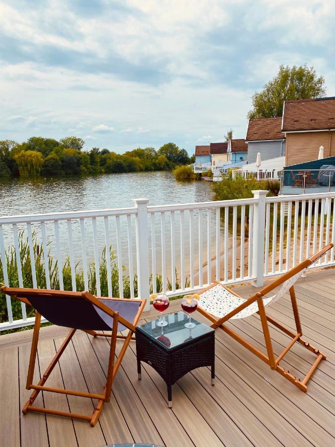 Cotswolds Lakeside Lodge - Nesbitt'S Nest South Cerney Exterior photo