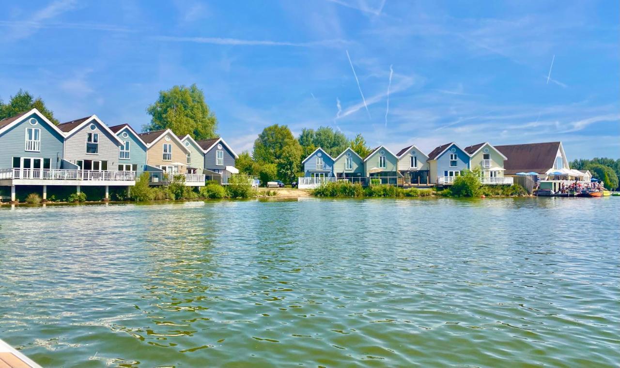 Cotswolds Lakeside Lodge - Nesbitt'S Nest South Cerney Exterior photo