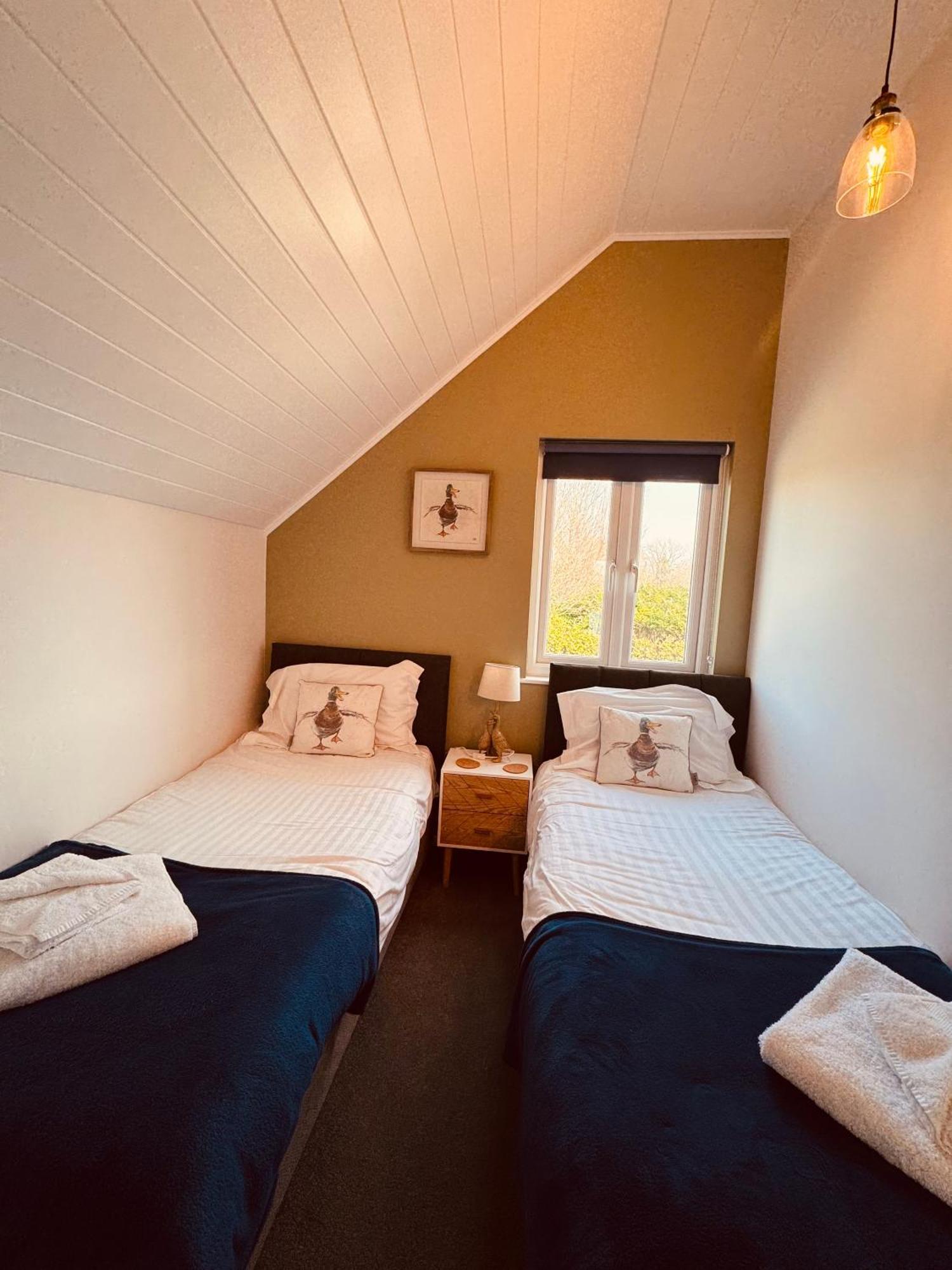 Cotswolds Lakeside Lodge - Nesbitt'S Nest South Cerney Exterior photo